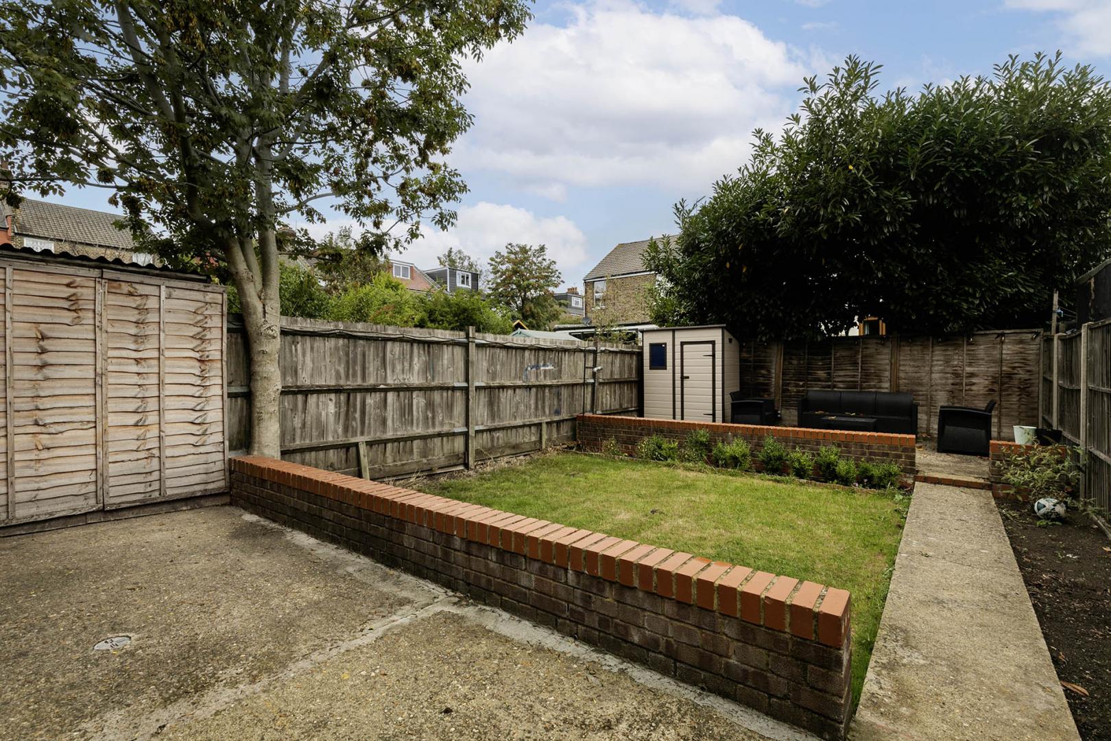 			5 Bedroom, 1 bath, 1 reception House			 Burnley Road, DOLLIS HILL